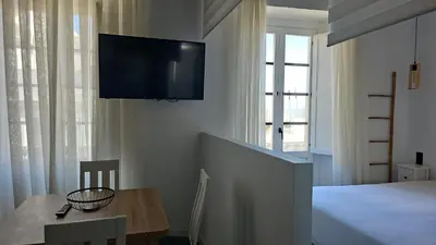 Una televisión o centro de entretenimiento en Suite Mateo