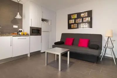 Una cocina o zona de cocina en Acogedor Apartamento con Patio en el Corazón de Sevilla , Junto a Plaza San Marcos