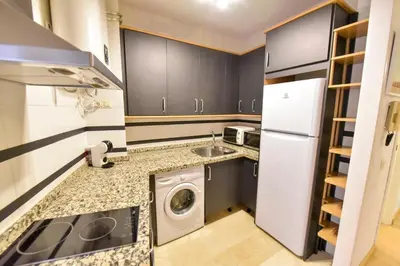 Una cocina o zona de cocina en New! Contemporary with pool and parking included