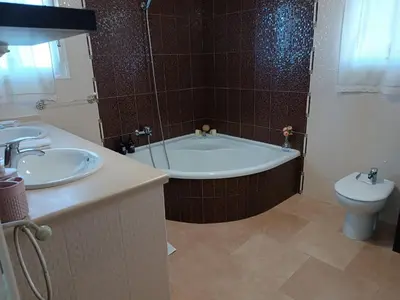 Un baño de Los Claveles