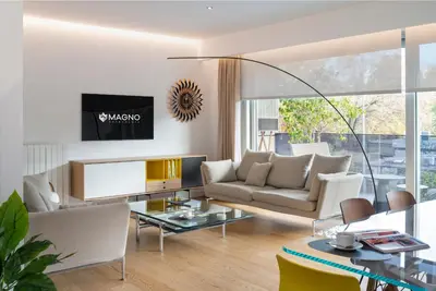 Una televisión o centro de entretenimiento en Magno Apartment Ramón Carande- Private Parking included