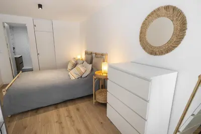 Cama o camas de una habitación en RentalSevilla Alejo Fernández II