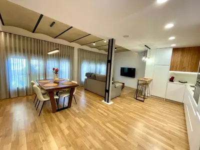 Una televisión o centro de entretenimiento en Geysotur Central Córdoba Suite