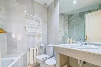 Un baño de Apto Cruz Conde Center