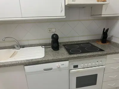Una cocina o zona de cocina en AMPLIA Y CÉNTRICA VIVIENDA PARA 6px !SEVILLA A TUS PIES!