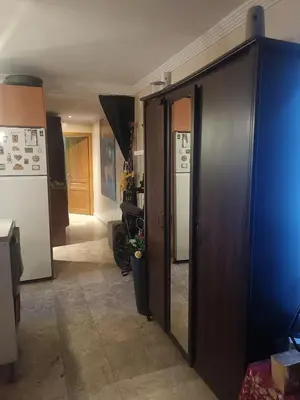 Plano de bonita habitación el apartamento compartido con todas las comodidades se sentirán como muy bien