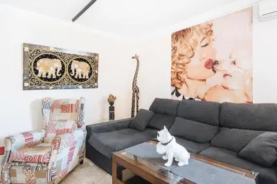Zona de estar de bonita habitación el apartamento compartido con todas las comodidades se sentirán como muy bien