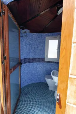 Un baño de Casa rural con barbacoa y piscina