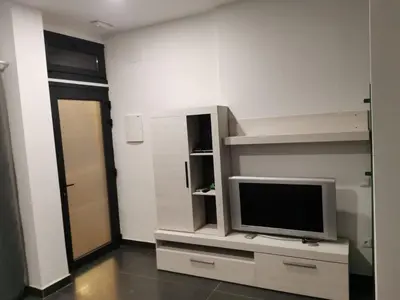 Una televisión o centro de entretenimiento en FRANCISCO DE ARIÑO nº28 A