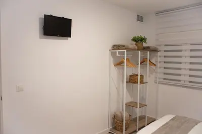 Una televisión o centro de entretenimiento en Vivienda Turística La Cordobesa