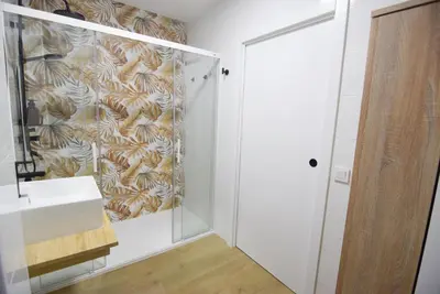 Un baño de BAJO 23 con FACIL APARCAMIENTO