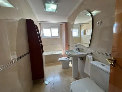 Un baño de Piso en Linares zona Paseo con parking gratis