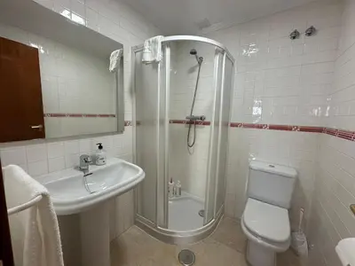 Un baño de Piso en Linares zona Paseo con parking gratis