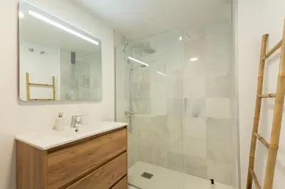 Un baño de Archeros Deluxe Suite by Valcambre