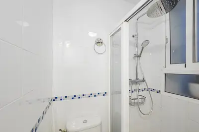 Un baño de Bonito y muy fresco apartamento con patio privado