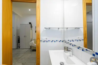 Un baño de Bonito y muy fresco apartamento con patio privado