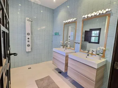 Un baño de New! Your ultimate luxury finca with 11BR, Pool, Jacuzzi, Gym and Sauna just 30 minutes from Malaga!
