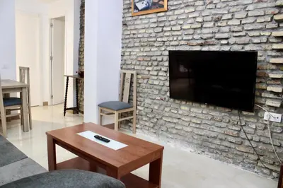 Una televisión o centro de entretenimiento en Wish Suite Hercules de Sevilla