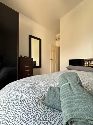 Cama o camas de una habitación en #1 HABITACIÓN DOBLE con baño compartido SEVILLA DELUXE LOS ROSALES