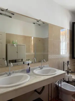 Un baño de #1 HABITACIÓN DOBLE con baño compartido SEVILLA DELUXE LOS ROSALES