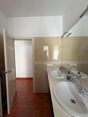 Un baño de Habitación Triple con baño compartido SEVILLA DELUXE LOS ROSALES