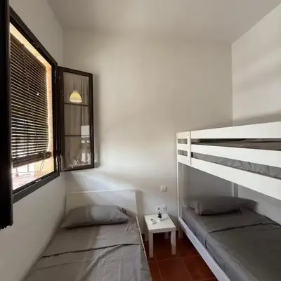 Habitación Triple con baño compartido SEVILLA DELUXE LOS ROSALES