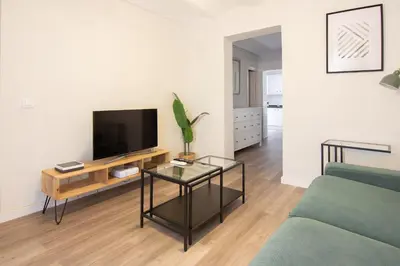 Una televisión o centro de entretenimiento en RentalSevilla Conde de la Mejorada