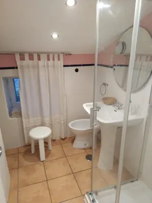 Un baño de Mágina Dream Pegalajar Dormitorios disponibles según número huéspedes