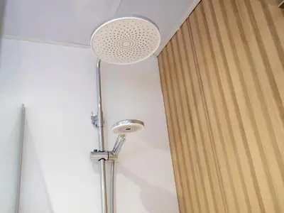 Un baño de BHost - Juan de Mena