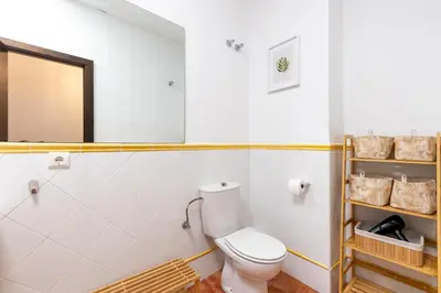 Un baño de Little apartment near the Alameda