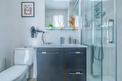 Un baño de Casa El Califato de Córdoba