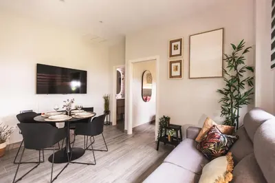 Una televisión o centro de entretenimiento en Entrepuentes Apartamento Junto a Centro Histórico