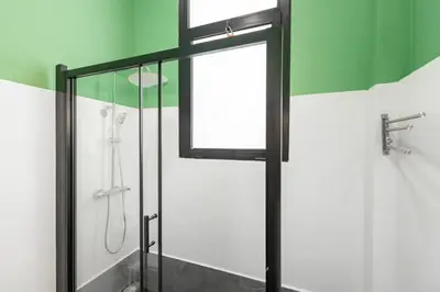 Un baño de Puerta Osario Oasis by Valcambre