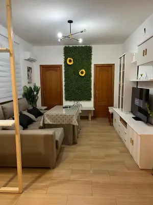 Una televisión o centro de entretenimiento en White-Moon