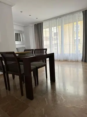 Una televisión o centro de entretenimiento en 5 Caballeros