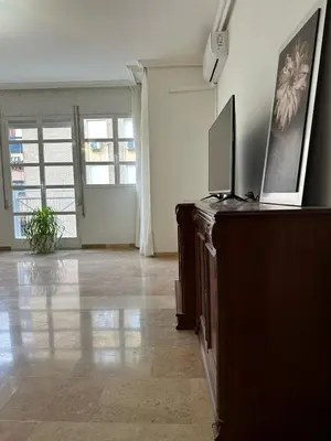 Una televisión o centro de entretenimiento en 5 Caballeros