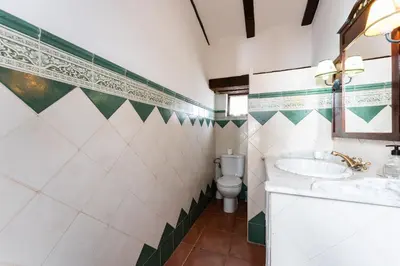 Un baño de MalagaSuite Bobadilla Casa Rural