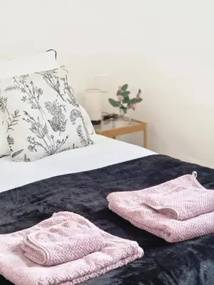Cama o camas de una habitación en Bright Apartment in Seville with Private Garden