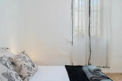 Cama o camas de una habitación en Bright Apartment in Seville with Private Garden