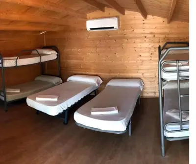 Cama o camas de una habitación en Alua Centro de Ocio - Camping Valdearenas