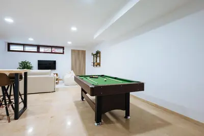 Una televisión o centro de entretenimiento en Luxury villa in Sevilla - Pool, Terrace & GameRoom