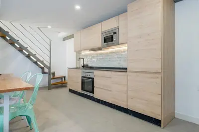 Una cocina o zona de cocina en Buhaira suites, free parking and subway