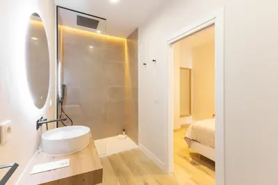 Un baño de Acacias City Center by Valcambre