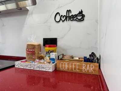 Utensilios para hacer té y café en Lovemar Piso Turistico