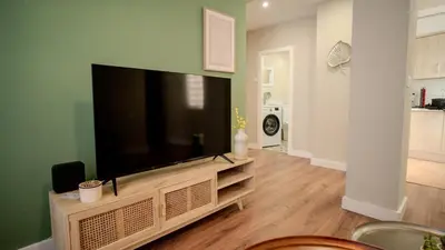 Una televisión o centro de entretenimiento en Suites Cañizares Catedral