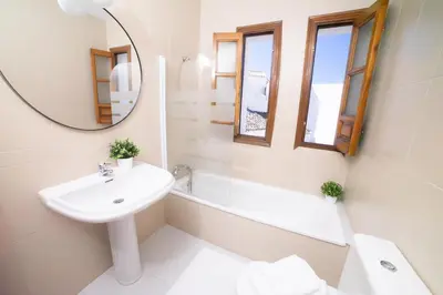 Un baño de Piso con encanto andaluz