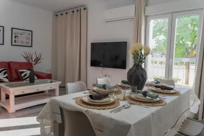 Una televisión o centro de entretenimiento en Apartamentos Áurea Casas del Sur