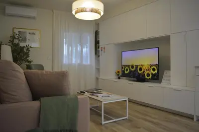 Una televisión o centro de entretenimiento en Casa Macarena Sunflower