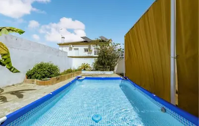 Piscina en o cerca de Amazing Home In El Pedroso With Wifi