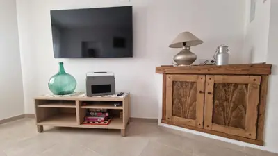 Una televisión o centro de entretenimiento en Casa Rural La Abuela Roja